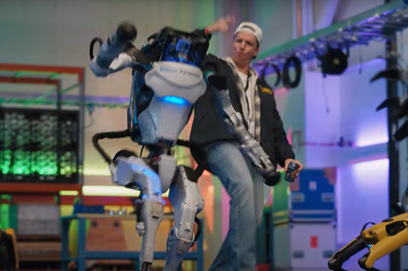 Screenshot iz reklame sa rasplesanim robotom