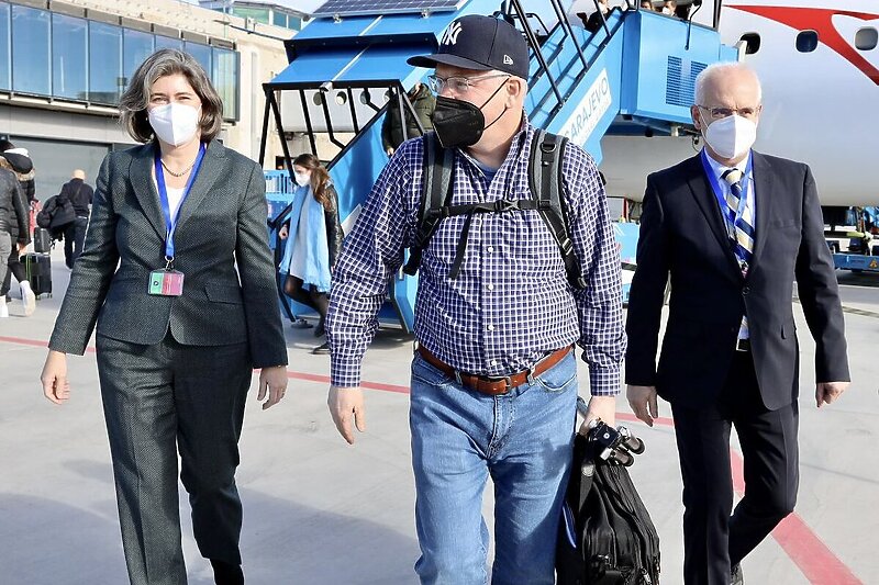 Ambasador Michael Murphy na aerodromu (Foto: Američka ambasada u BiH)