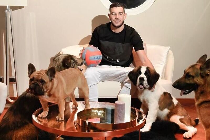 Theo Hernandez je veliki ljubitelj pasa (Foto: Twitter)