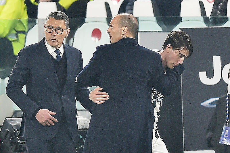 Allegri pozdravlja Vlahovića nakon što je izašao iz igre (Foto: EPA-EFE)