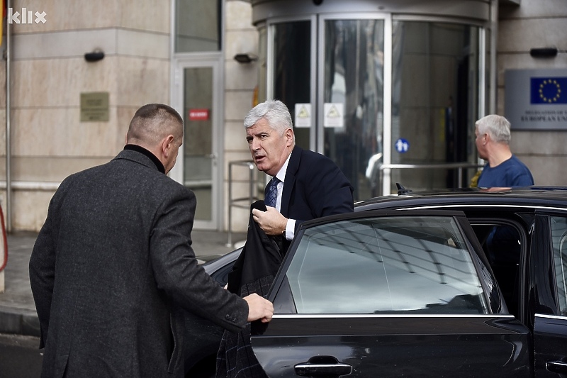 Dragan Čović ispred Delegacije EU na jednom od prethodnih pregovora (Foto: Arhiv/Klix.ba)