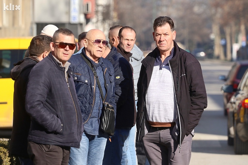 Taksi prijevoznici okupili su se ispred zgrade Gradske uprave Živinica (Foto: A. K./Klix.ba)