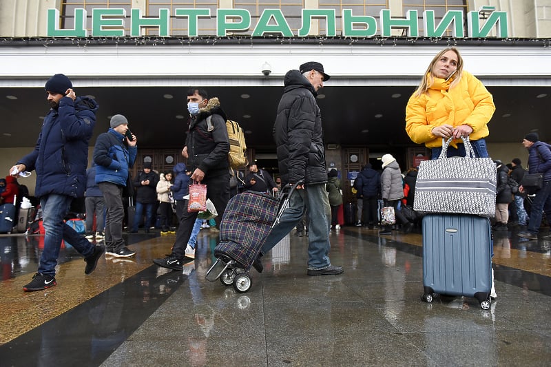 Građani masovno napuštaju Kijev (Foto: EPA-EFE)