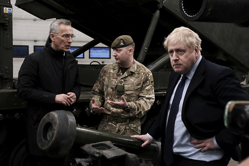 Generalni sekretar NATO-a Jens Stoltelberg (lijevo) i Britanski premijer Boris Johnson (desno) (Foto: EPA-EFE)