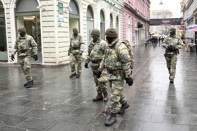 Vojnici u šetnji centrom grada (Foto: I. L./Klix.ba)