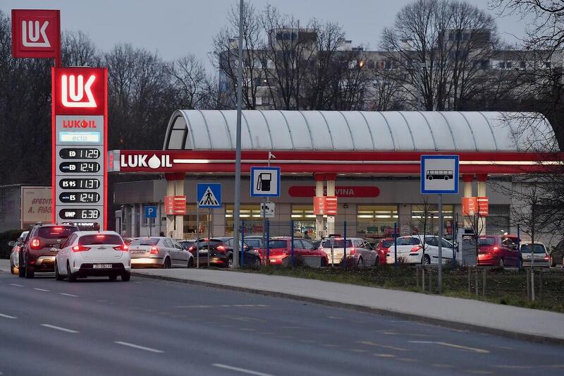 Brojni vozači su napunili rezervoare prije poskupljenja (Foto: Pixsell/Marko Lukunic)