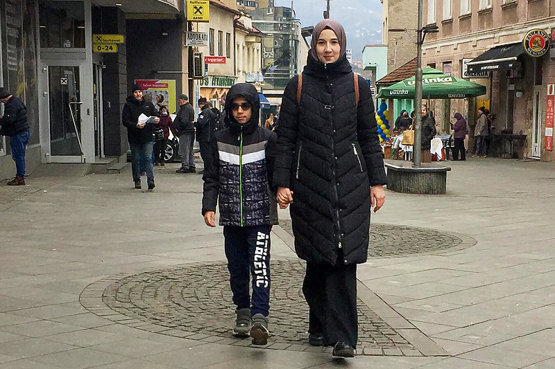 Berina Čorić sa svojim učenikom u šetnji Zenicom (Foto: Klix.ba)
