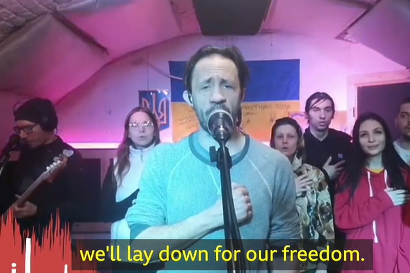 Bend iz Harkova nastupa iz skloništa u znak podrške svojoj zemlji (Foto: BBC)