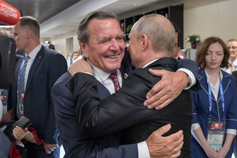 Schröder u zagrljaju s Putinom (Foto: Twitter)