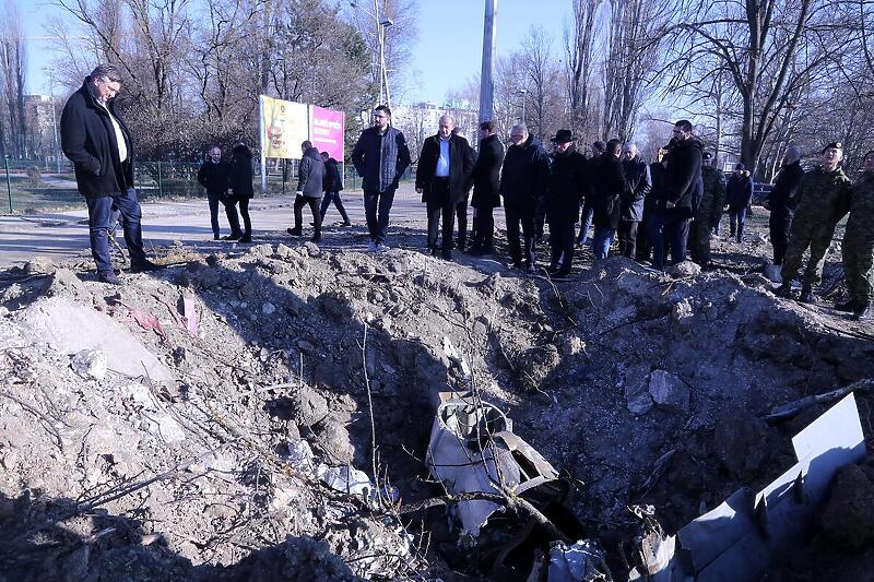 Premijer i ministri na mjestu pada letjelice (Foto: Pixsell/ Zeljko Hladika)