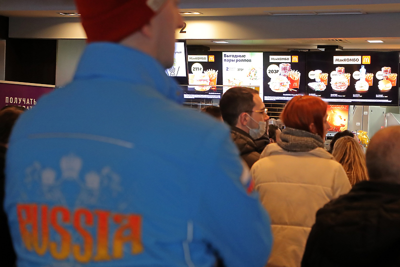 Gužva u jednom od McDonalds restorana neposredno prije zatvaranja (Foto: EPA-EFE)