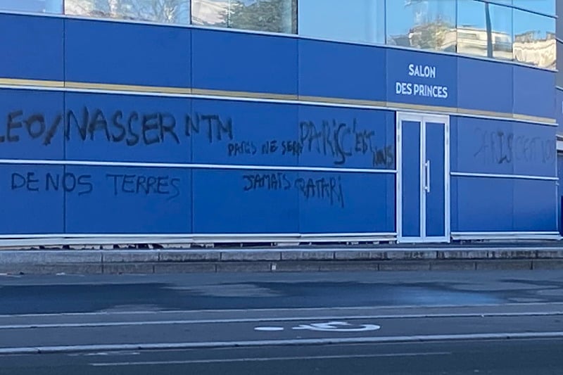 Grafiti na ulazu u prostorije stadiona (Foto: Twitter)