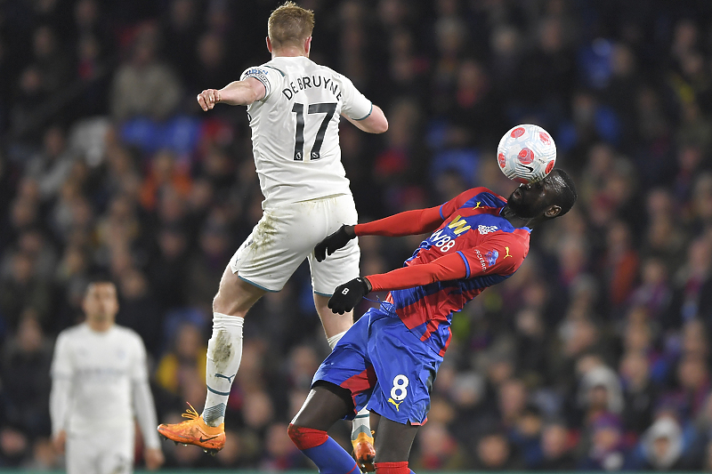 Duel De Bruynea i Kouyatea (Foto: EPA-EFE)