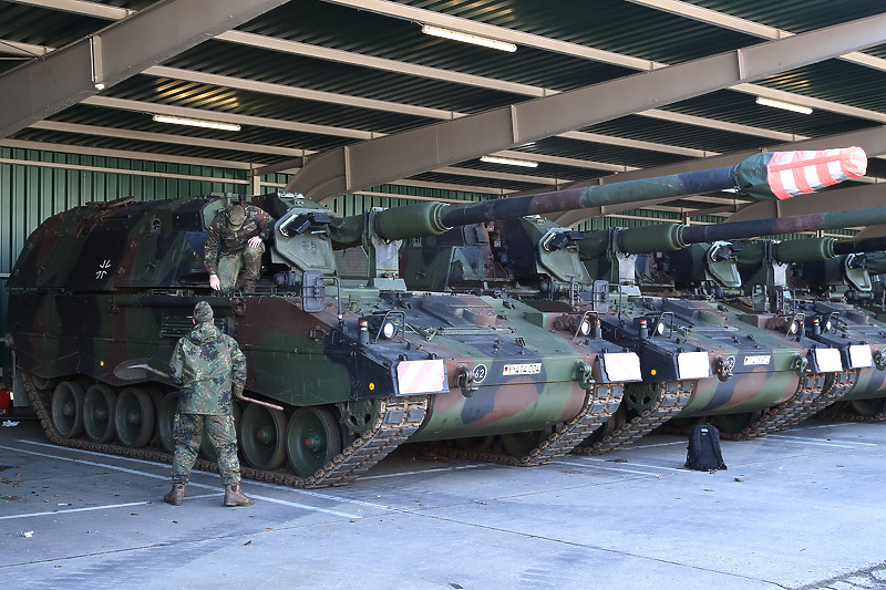Njemačke samohodne haubice spremne za isporuku u Litvaniju, 14. februar (Foto: EPA-EFE) Njemačke samohodne haubice spremne za isporuku u Litvaniju, 14. februar (Foto: EPA-EFE)
