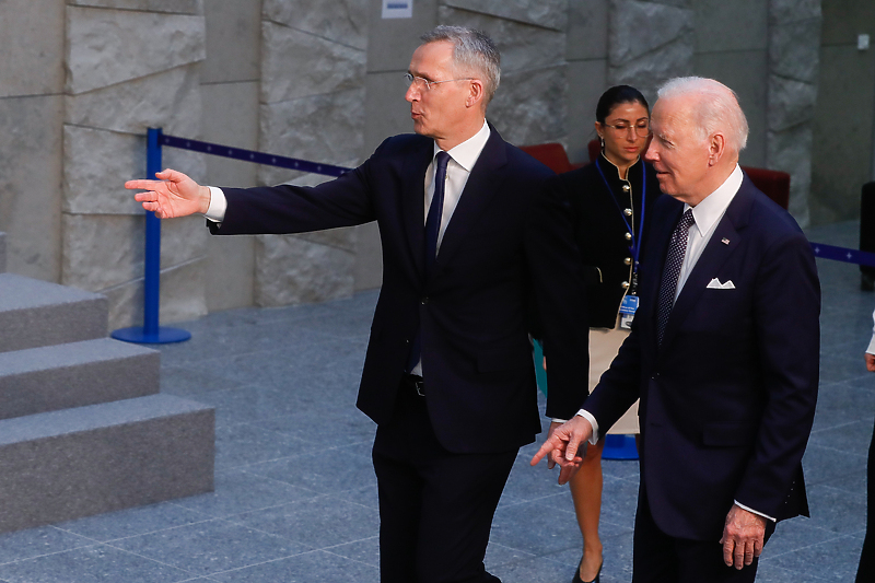 Biden sa Stoltenbergom na vanrednom NATO samitu u Briselu (Foto: EPA-EFE)