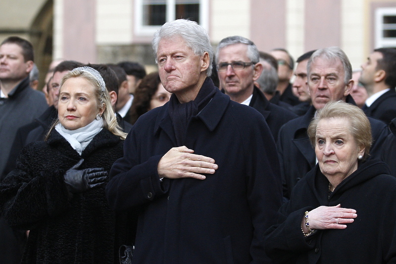 Hillary i Bill Clinton sa Madeleine Albright (Foto: EPA-EFE)