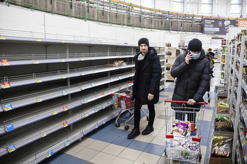 Često viđene scene u ruskim tržnim centrima (Foto: EPA-EFE)