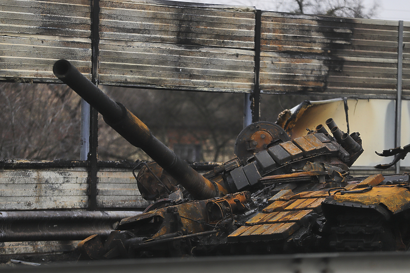 Uništeni ruski tenk u gradu Makariv (04.03.2022.) (Foto: EPA-EFE)