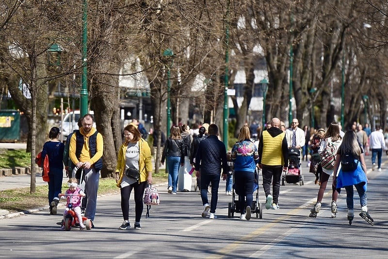 Lijepo vrijeme izmamilo građane na Vilsonovo šetalište (Foto: T. S./Klix.ba)