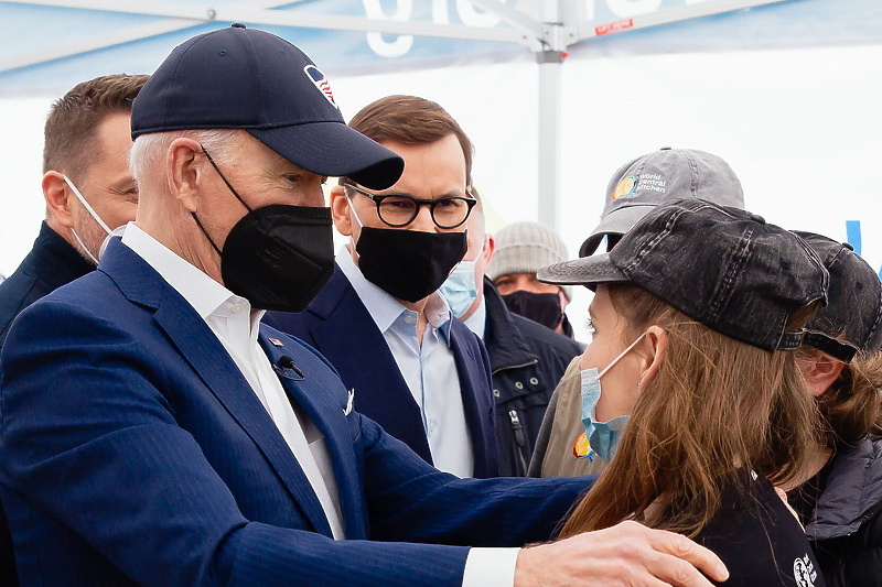 Biden u toku posjete izbjeglicama smještenim na nacionalnom stadionu u Varšavi (Foto: EPA-EFE)