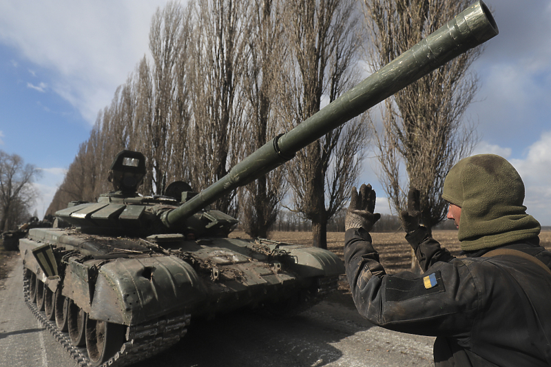Ukrajinski vojnik sa zarobljenim ruskim tenkom (Foto: EPA-EFE)