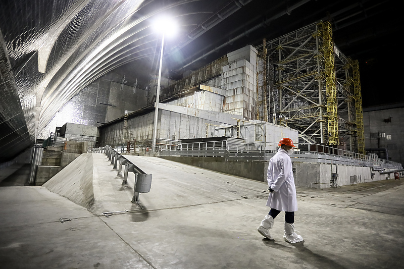 Radnici nuklearne elektrane unutar zaštitnog kaveza četvrtog reaktora (Foto: EPA-EFE)