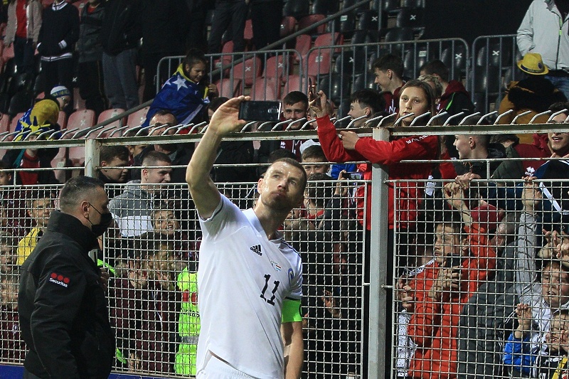 Džeko se nakon meča družio s navijačima (Foto: NS BiH)