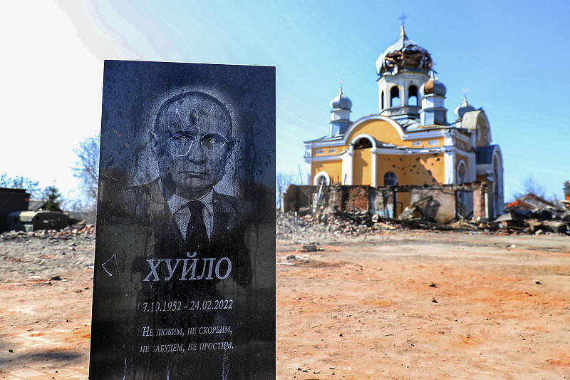 Oštećena crkva nakon ruskog bombardovanja u gradu Malynu (Foto: EPA-EFE)