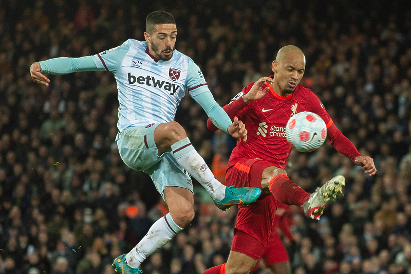 Lanzini u duelu s Fabinhom (Foto: EPA-EFE)