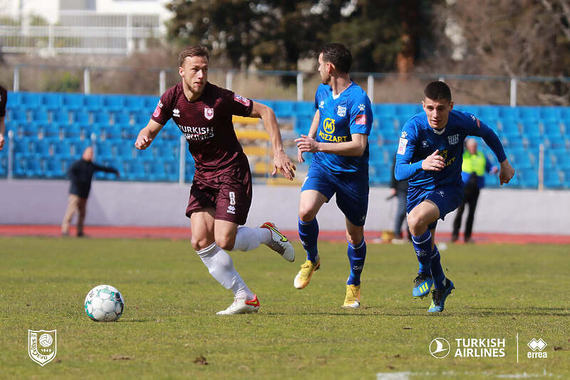Đokanović u duelu protiv vezista Leotara (Foto: FK Sarajevo)