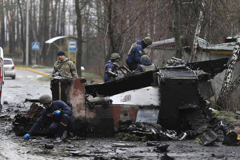 Uništeni ruski tenk u blizini Kijeva (Foto: EPA-EFE)