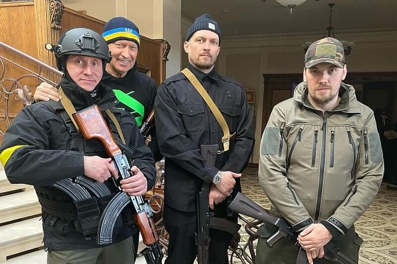 Oleksandr Usyk treći s lijeve strane (Foto: Instagram)