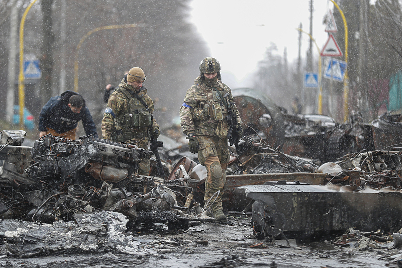 Ukrajinski vojnici vrše pregled uništene ruske opreme (Foto: EPA-EFE)