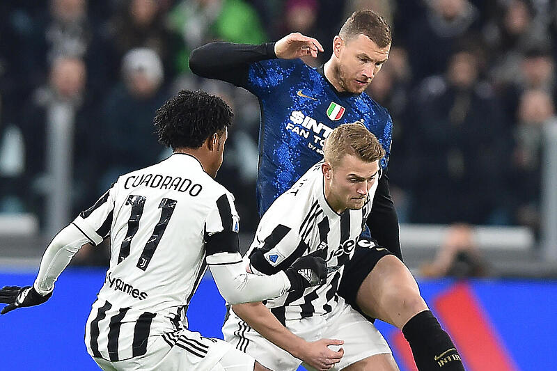 Džeko u duelu s Juventusovim defanzivcima (Foto: EPA-EFE)