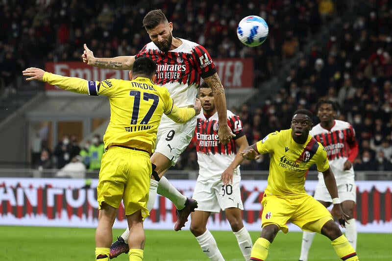 Giroud u jednom od pokušaja ka golu Bologne (Foto: EPA-EFE)