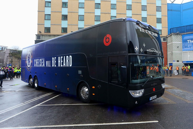 Igrači "guraju" klupski autobus (Foto: Twitter)