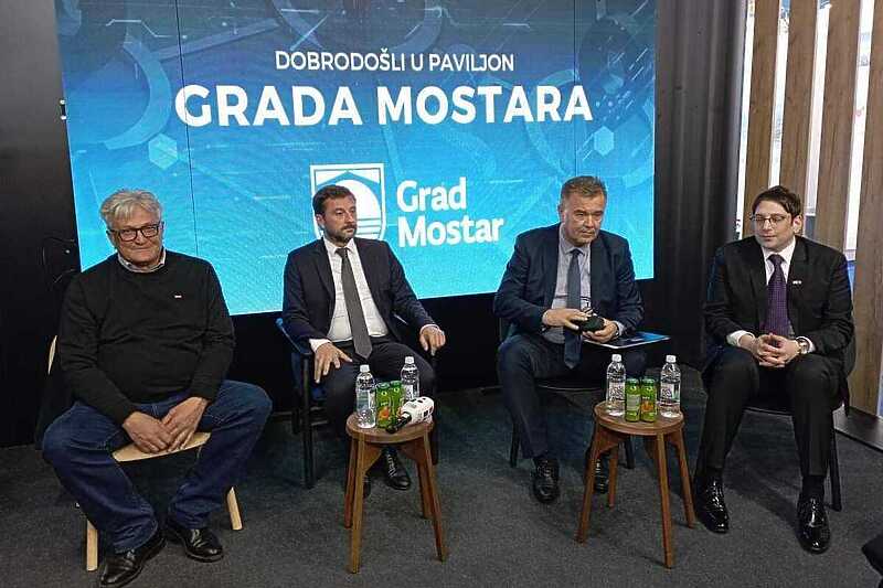 Amir Gross Kabiri (krajnje desno) na Mostarskom sajmu (Foto: Facebook/Grad Mostar)