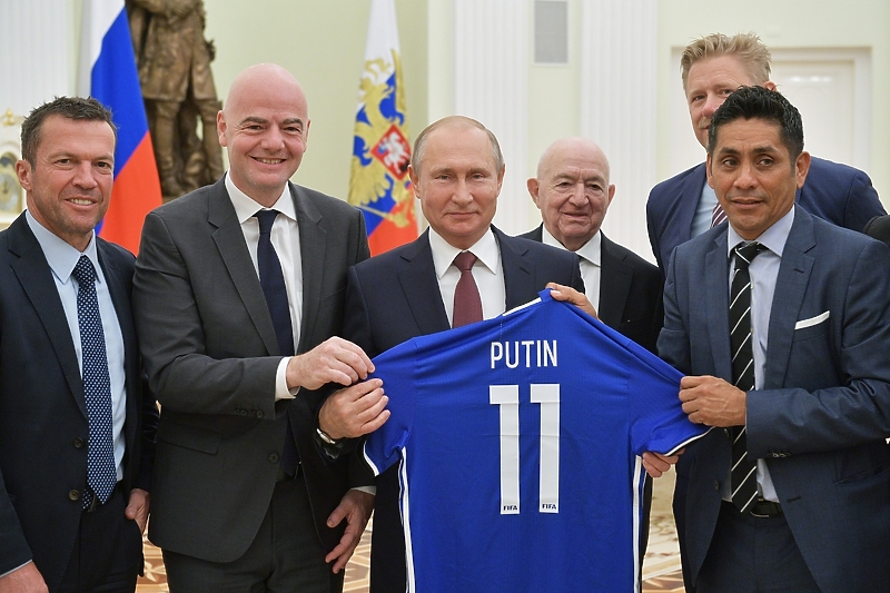 Putin i predsjednik FIFA-e Infantino na sastanku (Foto: EPA-EFE)