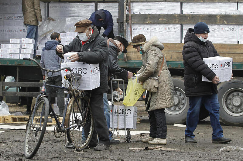 Foto/EPA: Podjela humanitarne pomoći u Ukrajini