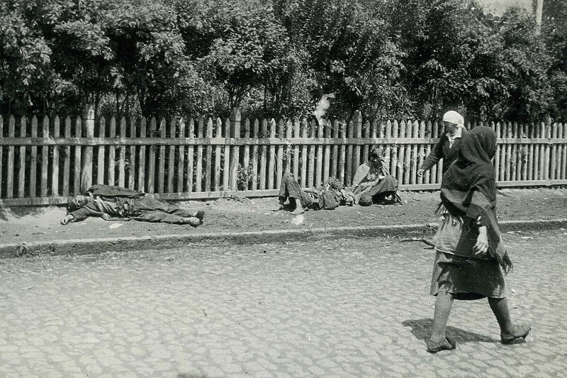 Izgladnjeli Ukrajinci na ulicama Harkova (1933. godina) (Foto: EPA-EFE)