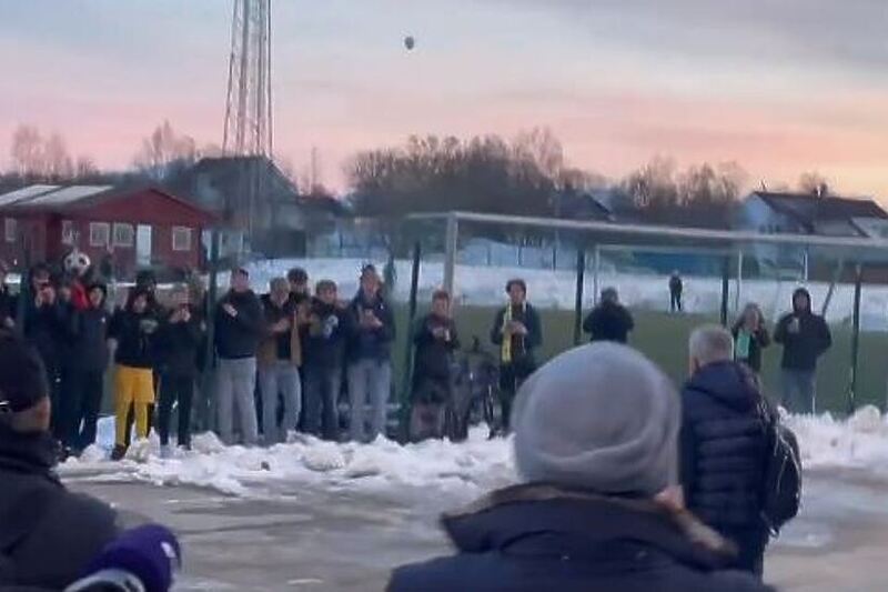 Trenutak kada je gađan Mourinho (Foto: Screenshot)