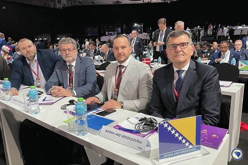 Marko Miličić (krajnje lijevo) kao dio delegacije NS BiH u Dohi