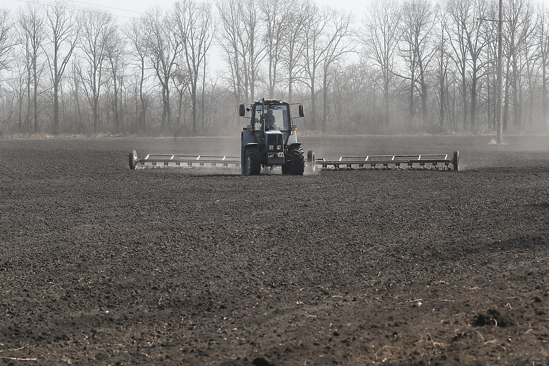 Ukrajinski farmer sjeverno od Kijeva u pripremi zemlje za sijanje (Foto: EPA-EFE)