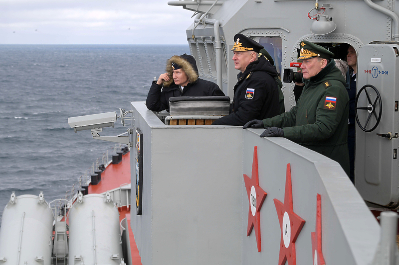Vladimir Putin, komandant ruske mornarice Nikolaj Jevmenov i general Aleksandar Dvornekov (Foto: EPA-EFE)