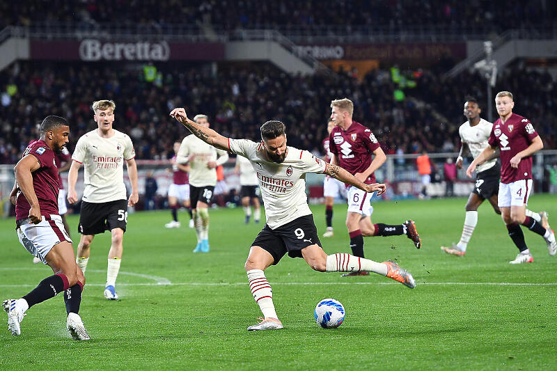 Giroud šutira prema golu Torina (Foto: EPA-EFE)