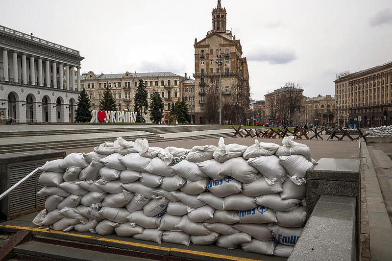 Barikade od pjeska i metala na trgu u Kijevu (Foto: EPA-EFE)