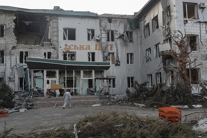 Ranije uništena zgrada bolnice u Donjecku (Foto: EPA-EFE)