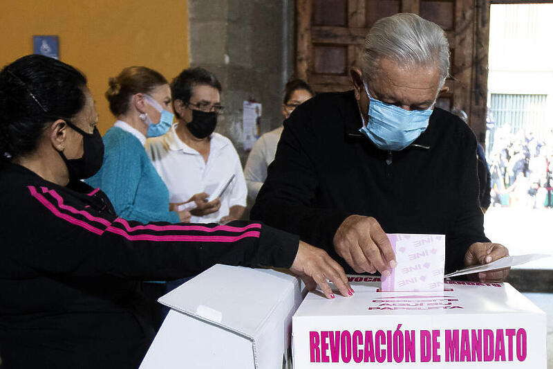 Meksički predsjednik Mexican President Andres Manuel Lopez Obrador glasa na referendumu (Foto: EPA-EFE)