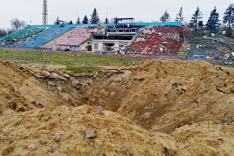 Uništeni stadion na kojem nastupa ukrajinski prvoligaš Desna (Foto: Twitter)