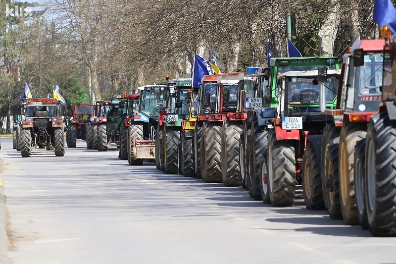 Mljekari su na traktorima prošli gradskim saobraćajnicama (Foto: A. K./Klix.ba)